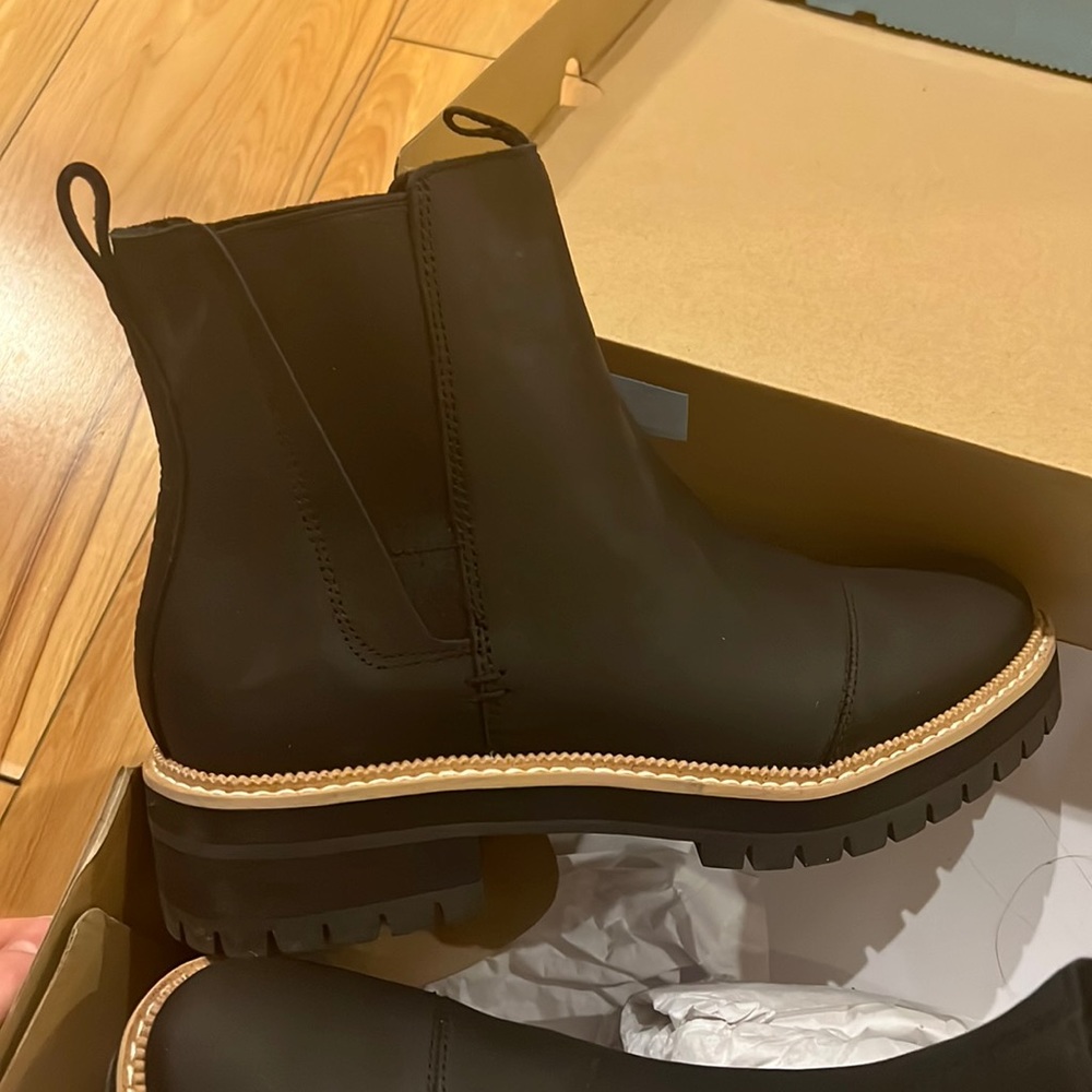 New in box Toms Dakota boots!